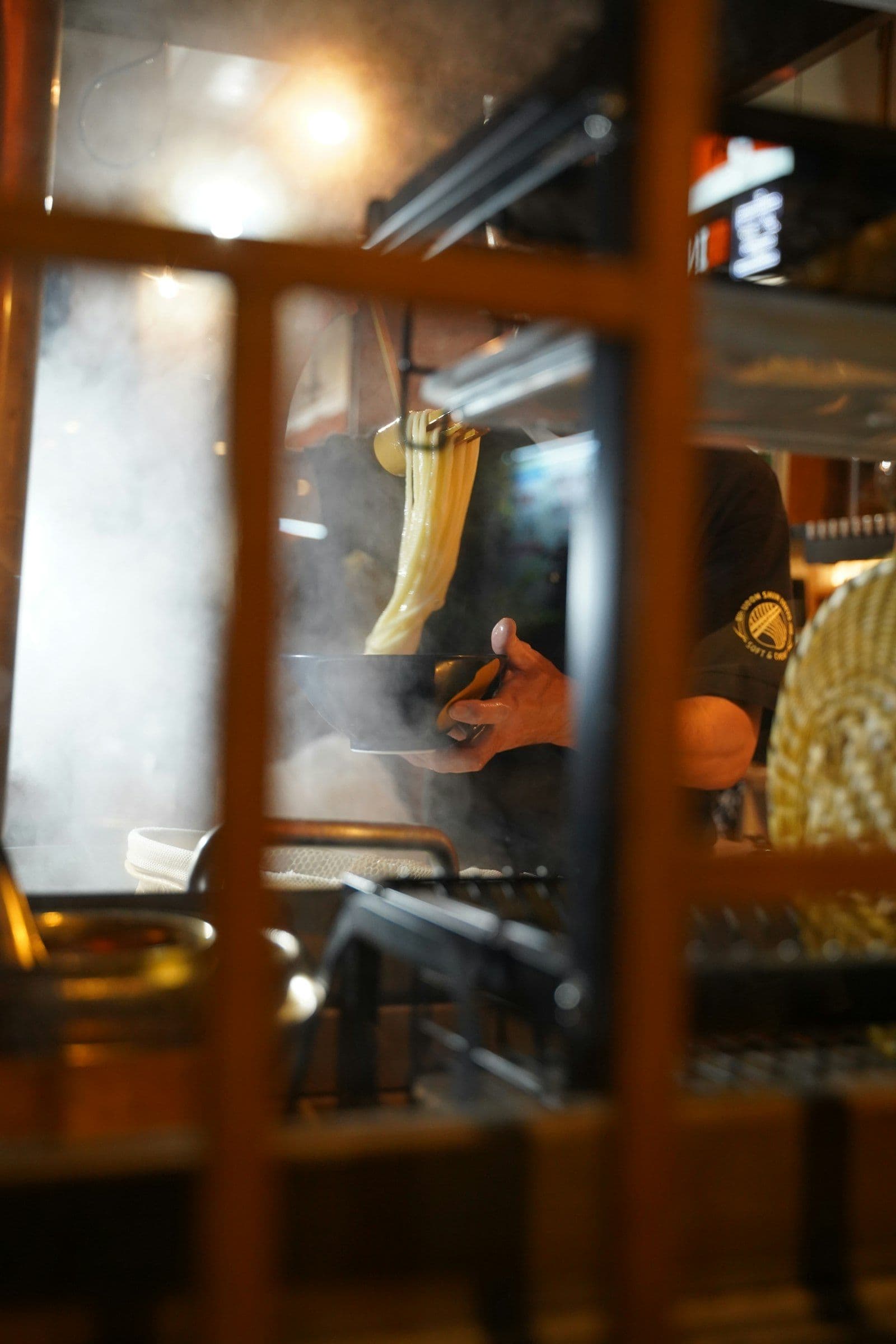 Dressage soigné d'une assiette dans la cuisine d'un restaurant indépendant