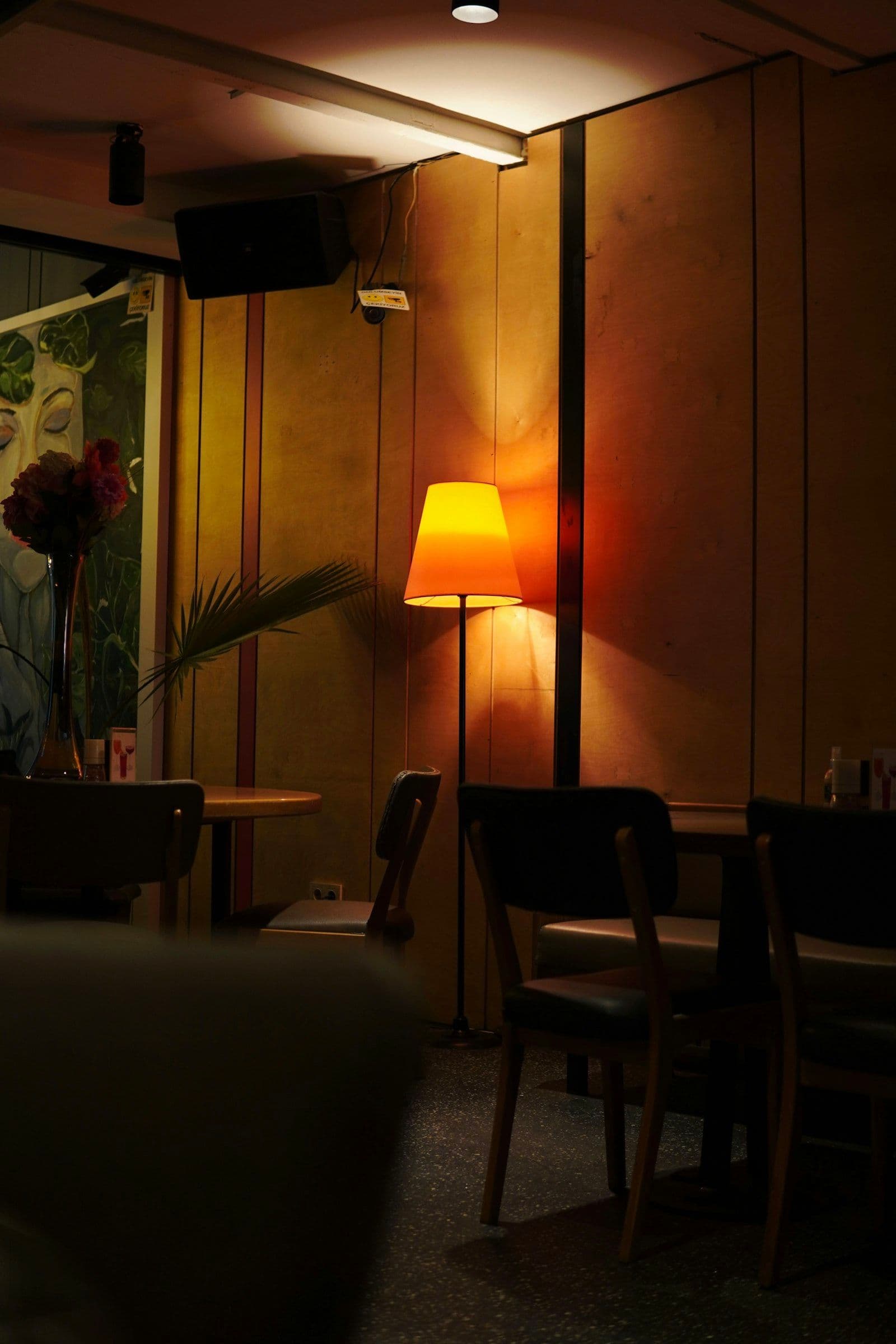 Restaurant indépendant avec ambiance contemporaine et clientèle attablée