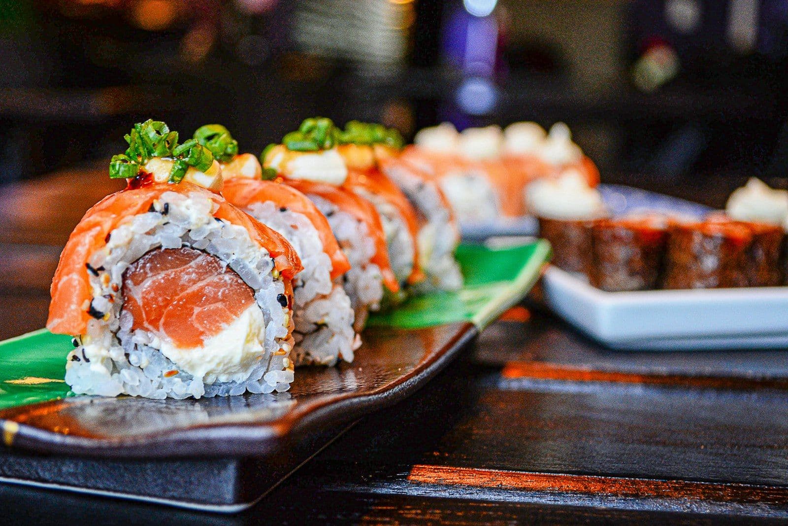 Chef sushi préparant un nigiri au comptoir d'un restaurant japonais
