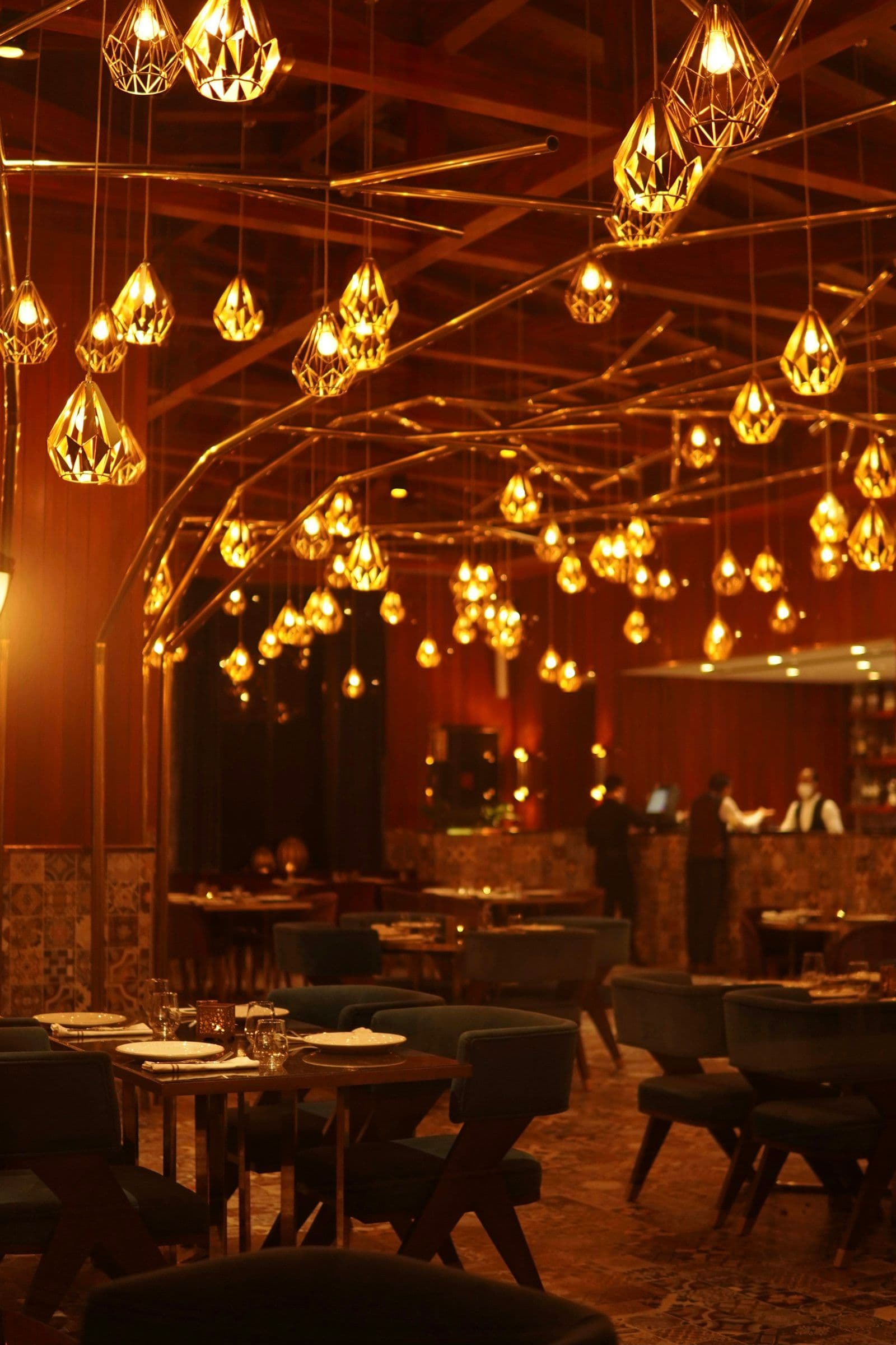 Salle de restaurant indépendant à la lumière tamisée, tables dressées