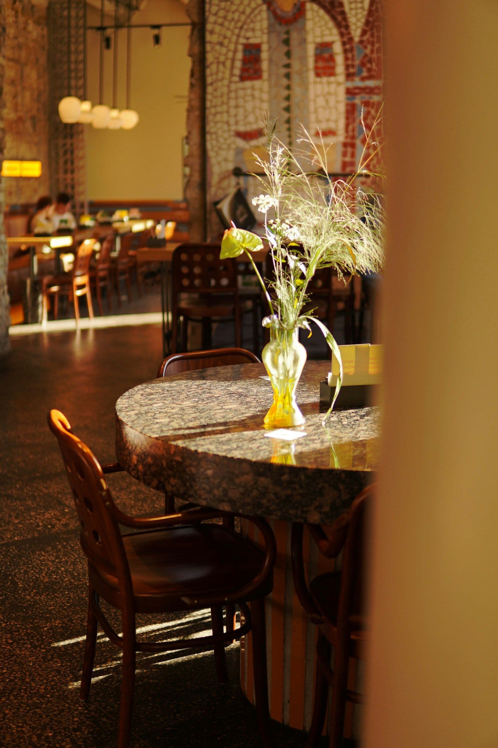 Intérieur soigné d'un restaurant indépendant à l'ouverture du service
