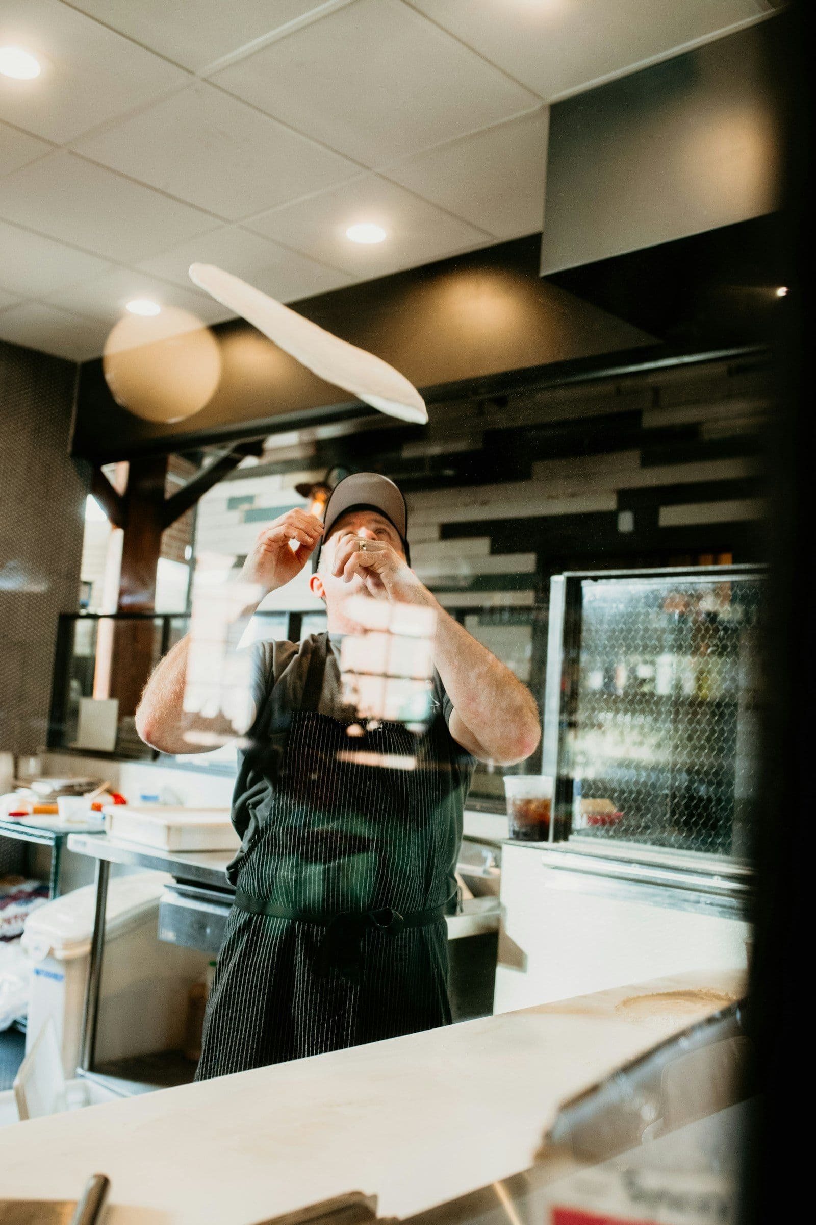 Chef en cuisine de restaurant en train de présenter un plat avec convivialité