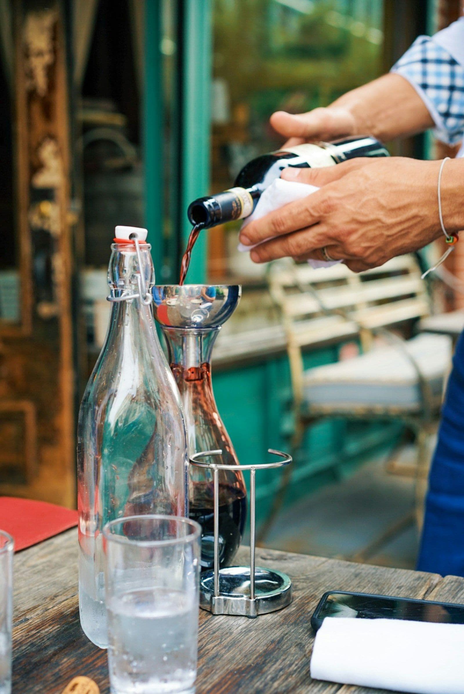 Sommelier en train de servir un verre de vin dans un restaurant haut de gamme