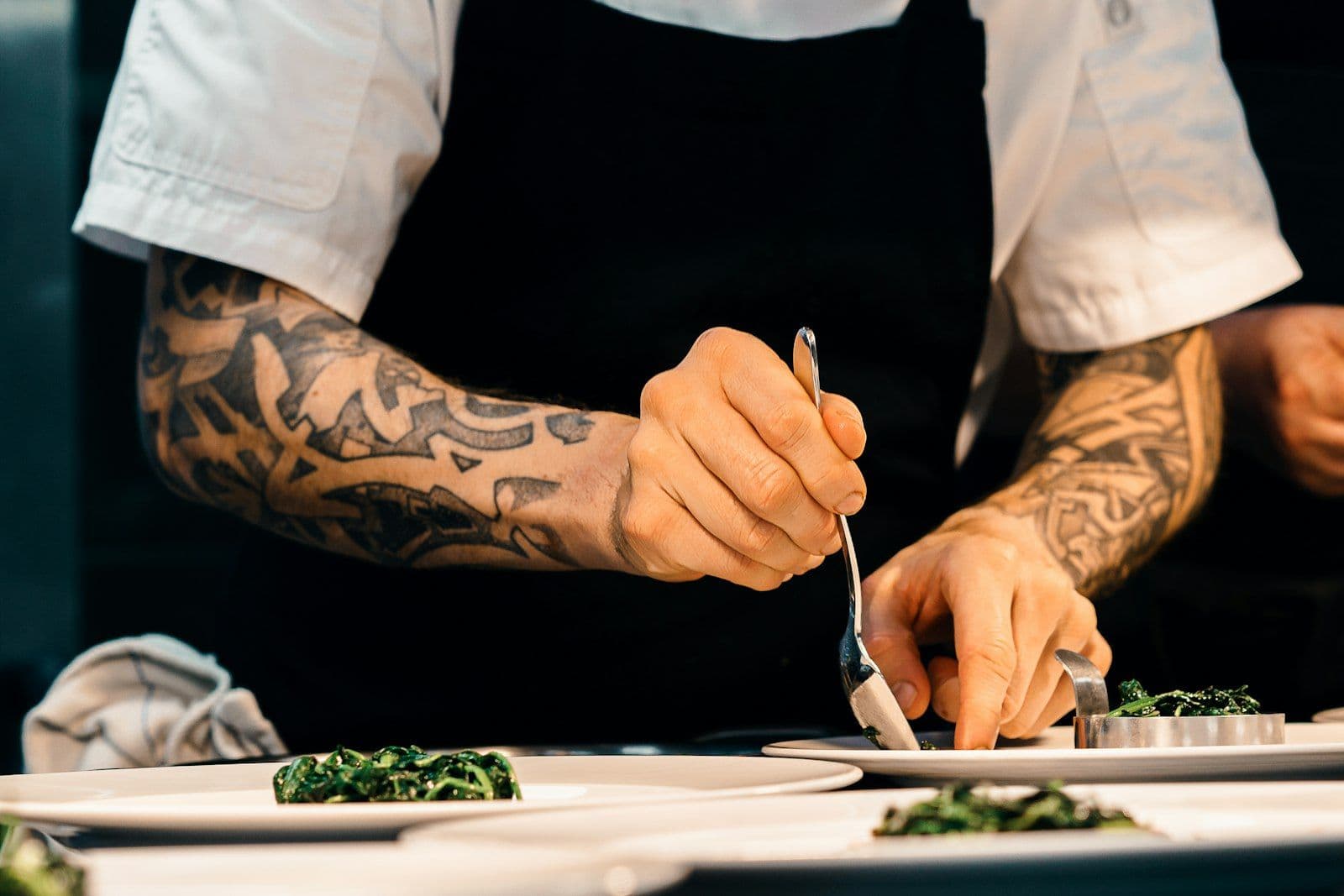 Plat soigné dressé sur une assiette dans un restaurant indépendant français