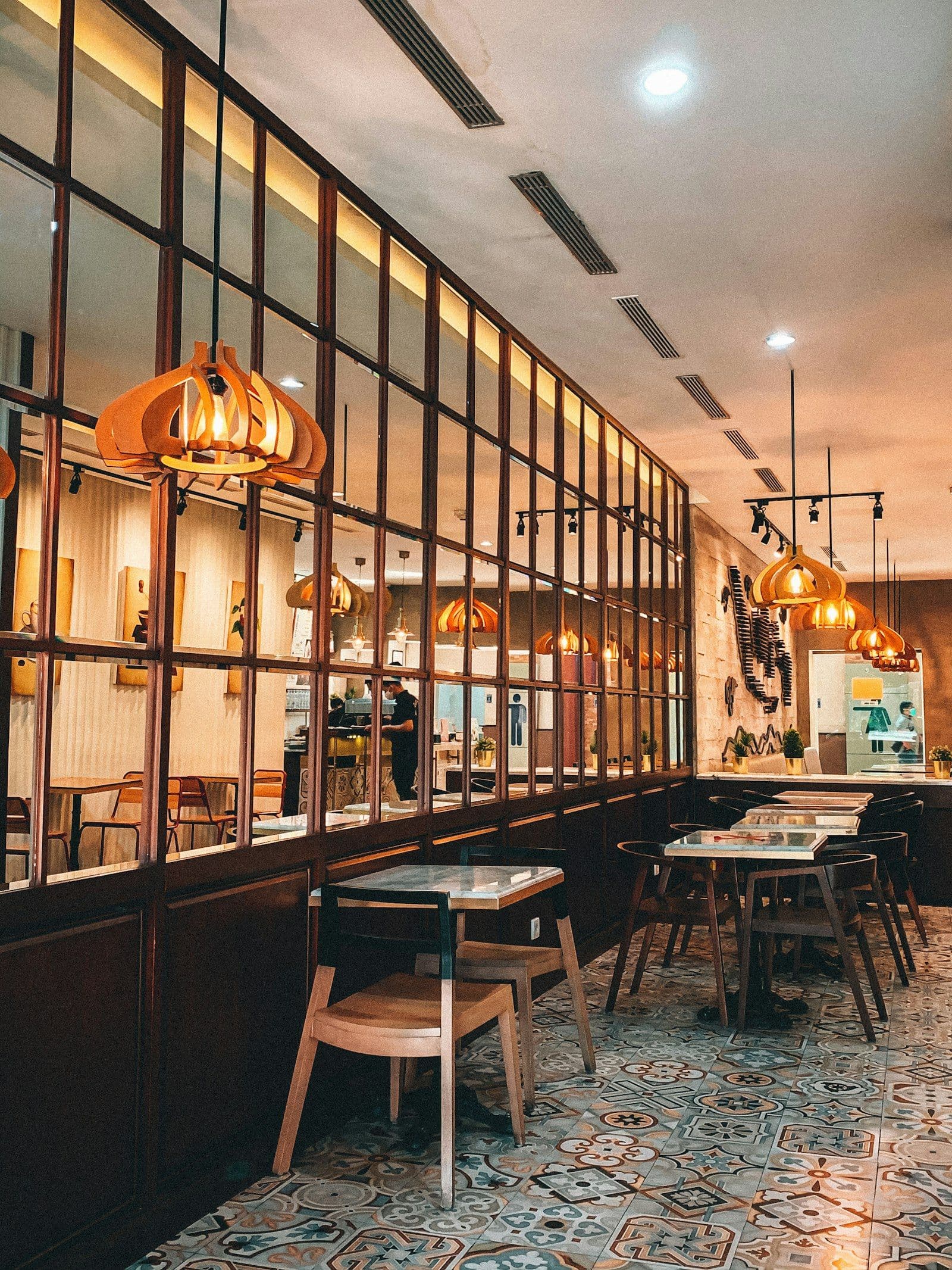 Intérieur de restaurant indépendant à Paris avec ambiance tamisée