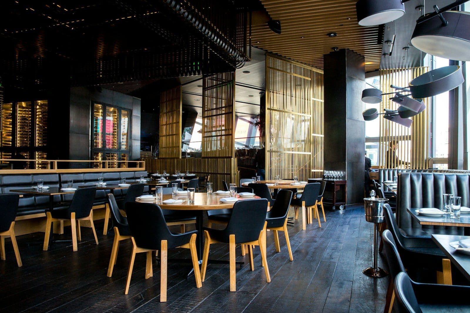 Salle de restaurant parisien en service de déjeuner en semaine