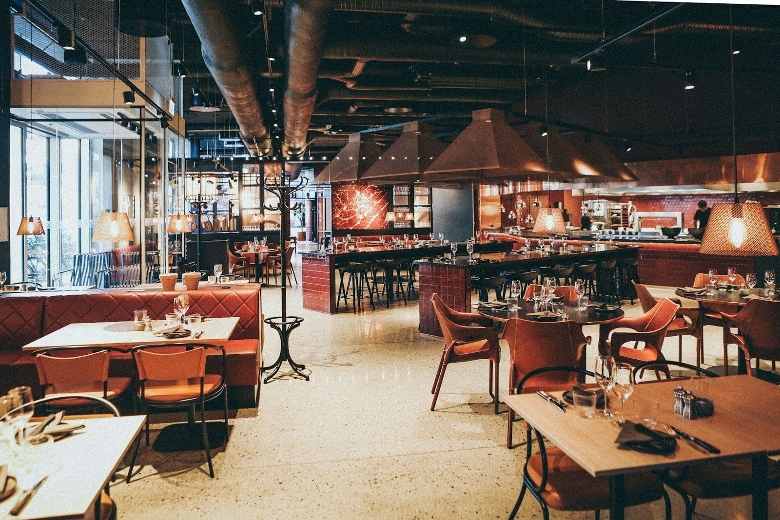 Devanture d'un nouveau restaurant parisien le jour de son ouverture