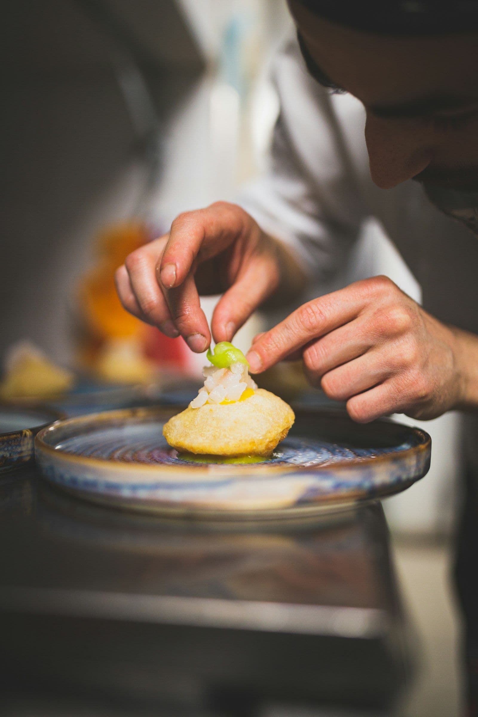 Plat de restaurant dressé avec soin, vue rapprochée des détails