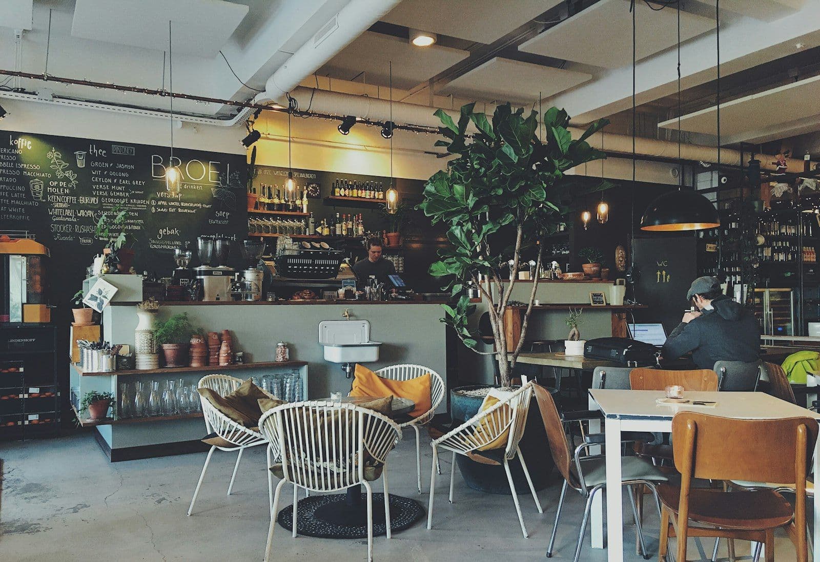 Table de restaurant avec carnet et café, ambiance de rendez-vous de travail