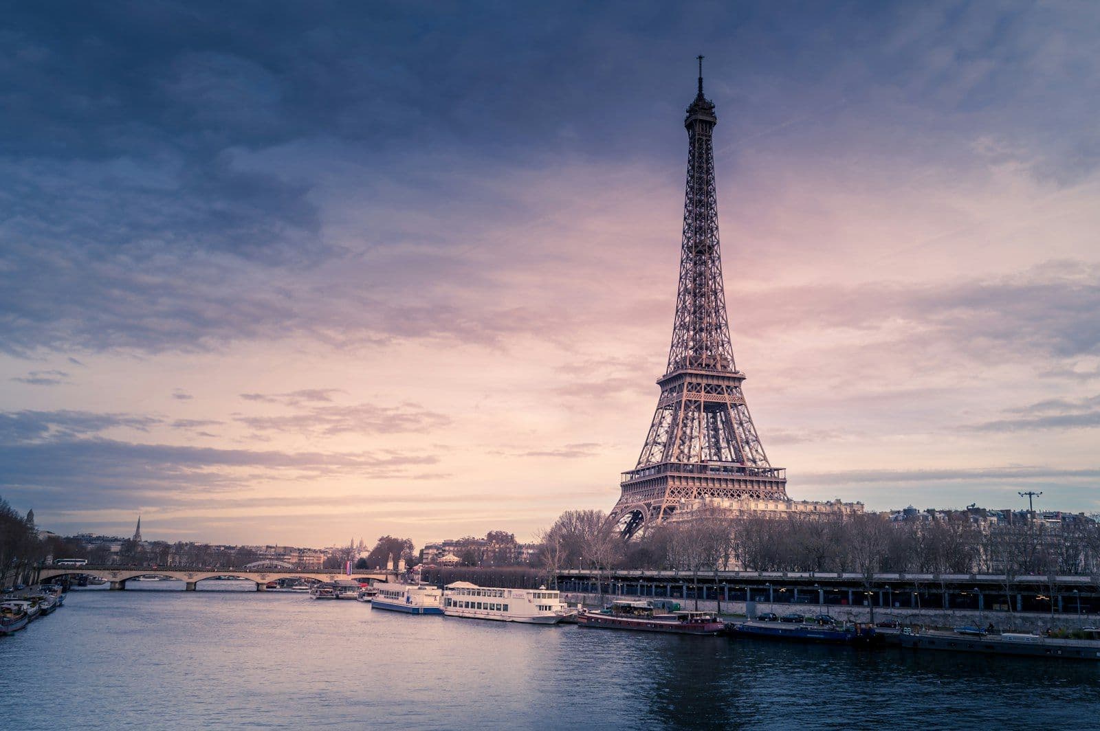 Vue aérienne de Paris au coucher du soleil avec la tour Eiffel en arrière-plan