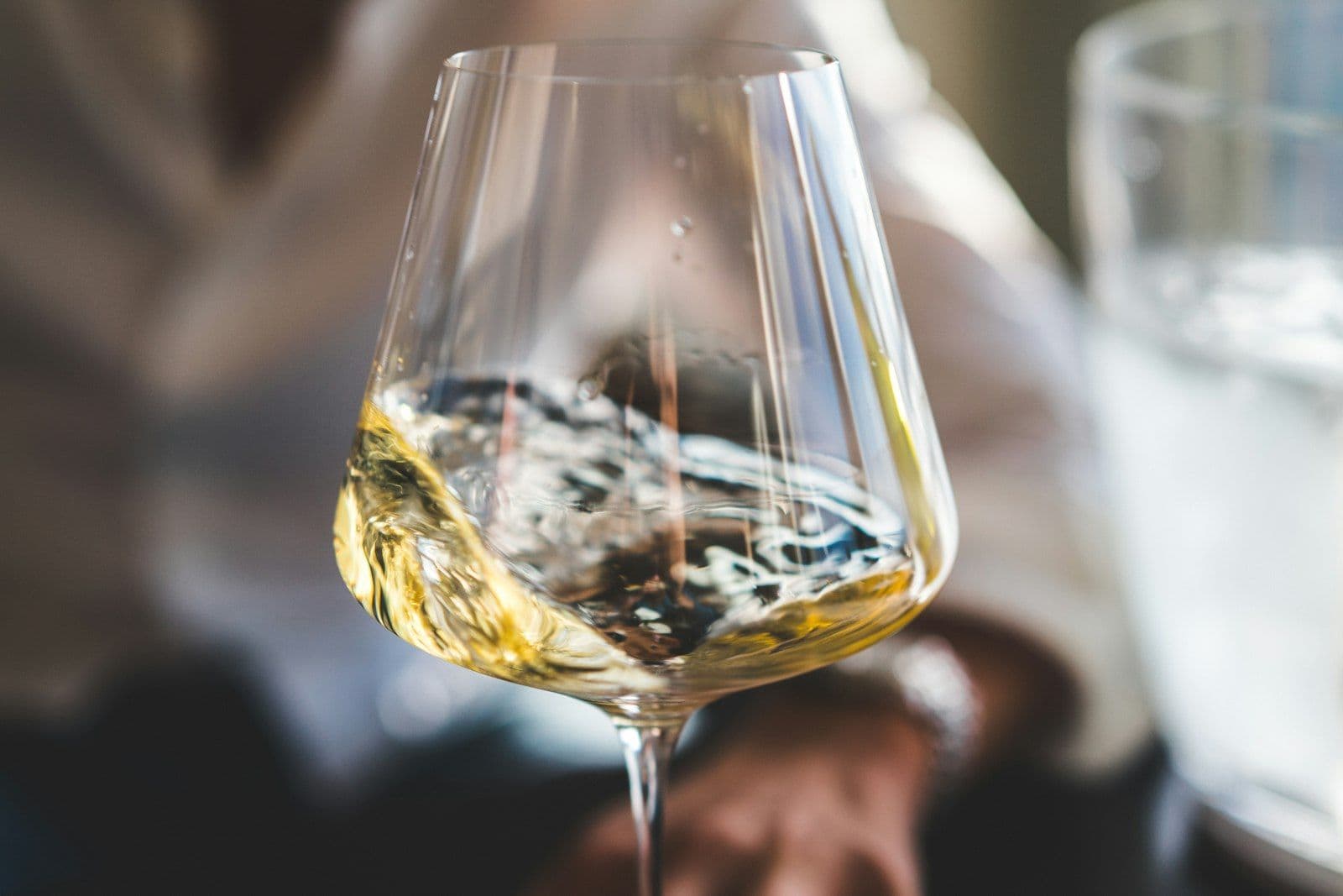Verre de vin sur une table de restaurant indépendant en plan rapproché